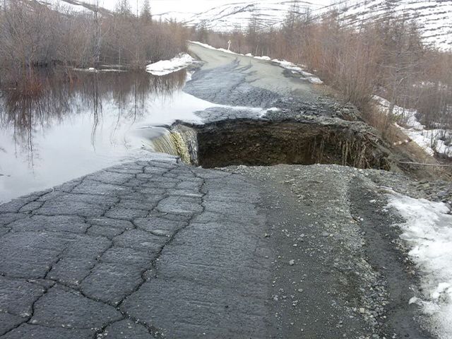 Паводком смыло часть дороги в Ягоднинском округе Магаданской обл